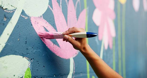 ペンで未来を描く手元の画像。2ハウスが示す「自分で稼ぐ力」や「言葉の才能」を活かし、40代・50代のこれからを創造するイメージ。インド占星術のヒント。