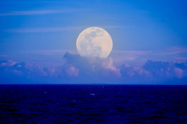 海に浮かぶ満月｜心と月を象徴するイメージ