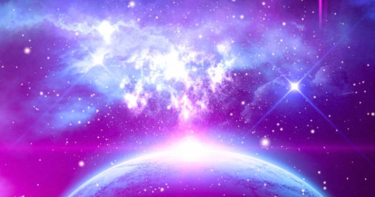 「紫色の夜空に浮かぶ惑星や星々のイラスト。人生全体の流れを読み解くホロスコープのイメージ」