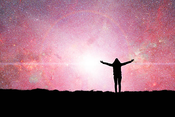 夜空に手を広げ、運命の導きを受け取るように立つ女性の後ろ姿