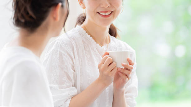 人間関係の距離感を考えながら穏やかに話す二人の女性