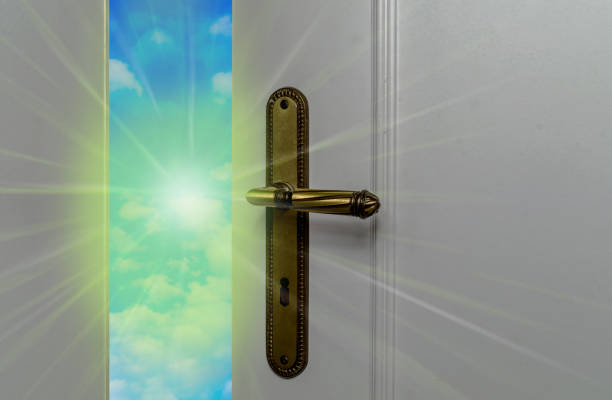 光が差し込む道の先に続く、新しい人生の可能性と使命の入り口