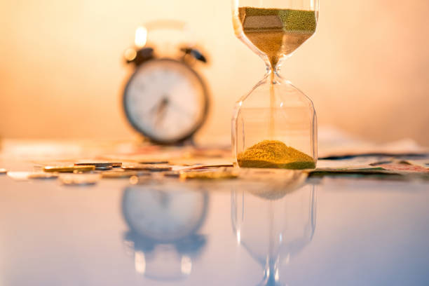 砂時計の落ちゆく砂を見つめながら、人生の有限さと魂の目覚めに想いを馳せる静かな時間