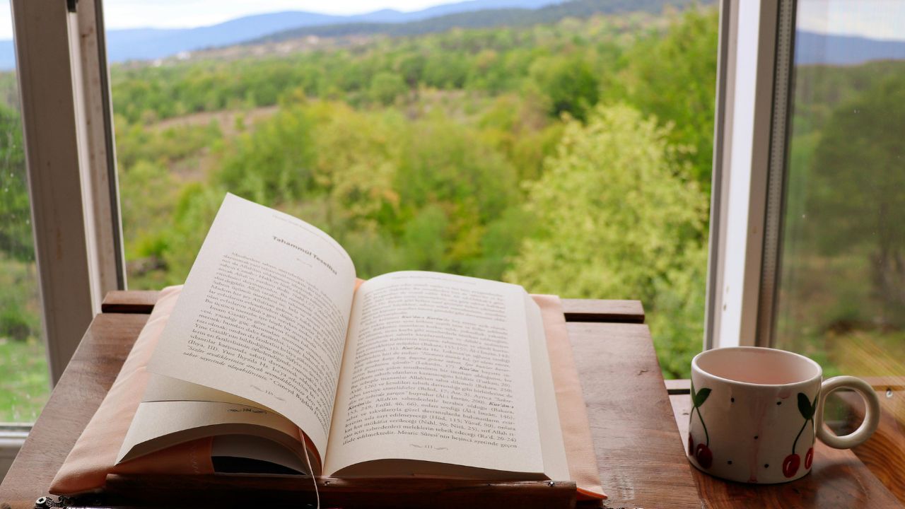 窓辺に置かれた本とカップで未来を描く