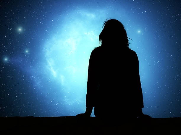 星空を見上げる女性と、導きを象徴する星の輝き