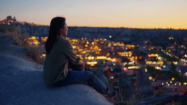 穏やかな夜空を見ながら未来に思いを馳せる女性