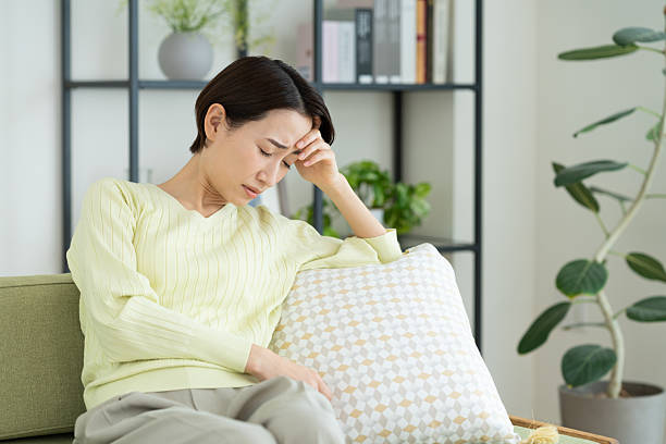 窓辺で一人静かに考え込む女性