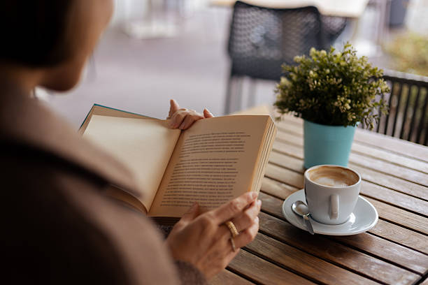 窓辺で本を読む女性